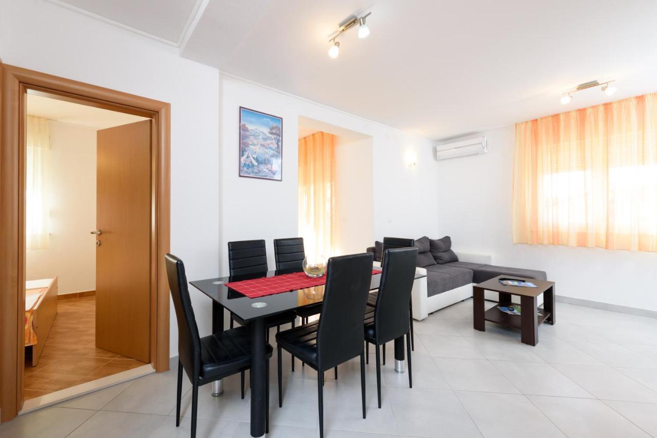Apartmani Petra โตรกีร์ ภายนอก รูปภาพ